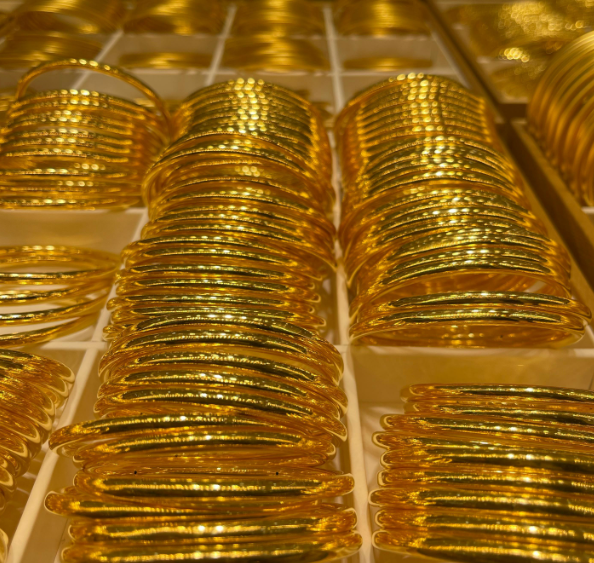 现货黄金尾盘小幅收跌,白银领涨贵金属